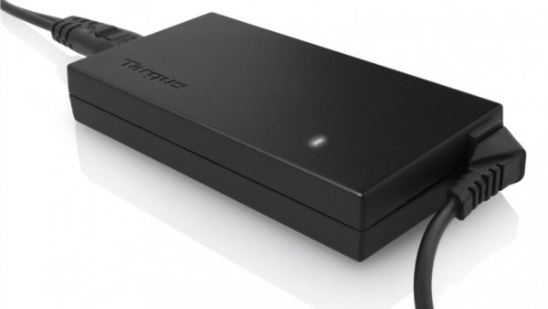 Простите кабели, оставени в контакта, не черпят ток. Но по-сложните зарядни устройства, като тези на лаптопите например, поддържат известно напрежение, защото трябва да са в готовност при получаване на сигнал от лаптопа или телевизора. В миналото тази консумация понякога е достигала и до 10% от цялото потребление на едно домакинство. Но зарядните напоследък са обект на стандартизация и строг контрол, и загубите са сведени до минимум. 
