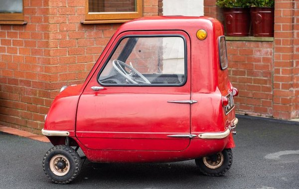 Произведен от Peel Engineering Company на остров Ман, триколесният P50 се предлага в червено, бяло или синьо. Първоначално построен между 1962 и 1965 г. (около 50 бройки са направени), той включва 49-кубиков DKW едноцилиндров двигател с мощност 4,2 к.с. и максимална скорост от 50 км/ч. Няма задна скорост, а шофьорът сам издърпва колата..

През 2011 г. Peel беше възроден. Бензиновата версия вече има 49-кубиков двигател за мотопед Honda, предлагащ мощните 4,8 к.с. чрез CVT, но по-ниска максимална скорост от 40 км/ч. 

Електрическата версия е малко по-малко мощна и предлага пробег от 32 км, което в нормален елетромобил би било уморително, но не и в кола като тази. На цена от около 15 000 паунда колите са били изнасяни по целия свят и сред купувачите се предполага, че е известният колекционер на автомобили &bdquo;Rainbow Sheikh&ldquo;, базиран в Абу Даби.