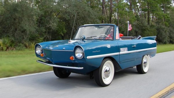 Amphicar е уникален в тази характеристика, тъй като имаше одобрение от президента. 3878 са произведени в Германия от тази фирма полу-сестра на BMW между 1961 и 1968 г. Задвижван от монтиран отзад 1,1-литров двигател Triumph Herald с мощност 43 к.с., той може да развива 110 км/ч по суша и 13 км/ч по вода. Линдън Джонсън притежаваше такъв и ужасяваше пътниците, като се преструваше, че спирачките са отказали, преди да влезе в езеро в ранчото си в Тексас.