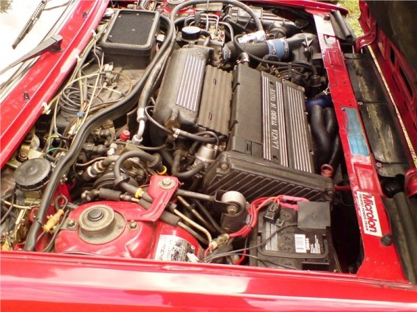 Задвижването е 4х4, а през годините рали версиите на Delta Integrale са разполагали с мощност между 300 и 500 конски сили.