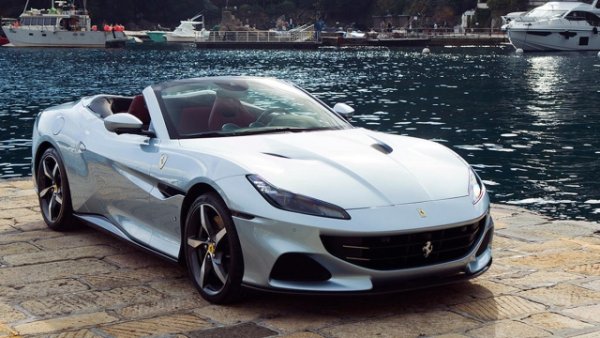  "M" означава модифициран, а с този знак компанията Cavallino винаги е отличавала автомобили, оборудвани със значителни механични актуализации. И новият Portofino M не е изключение: естетическите иновации за това купе-кабриолет са минимални, но именно под дългия преден капак е скрита по-голямата част от работата, извършена от инженерите от Маранело. 

Започвайки от двигателя, все още V8, все още twin-turbo, но вече способен на 620 к.с. (20 повече от преди). И комбиниран с новата осемстепенна роботизирана скоростна кутия с двоен съединител, една повече от предишния Portofino. Оттук идват 100 км/ч от място за 3,5 секунди, 200 км/ч за 10,8 секунди и максимална скорост от над 320 км/ч. Размери: 459 см дължина, 194 ширина и 132 височина.

Металният покрив може да се сгъне за 14 секунди, кокпитът поддържа класическо оформление с аналогов оборотомер в центъра на арматурното табло и голям 10" сензорен дисплей. Цена от 215 100 евро .  Ако човек има парите, струва си.
