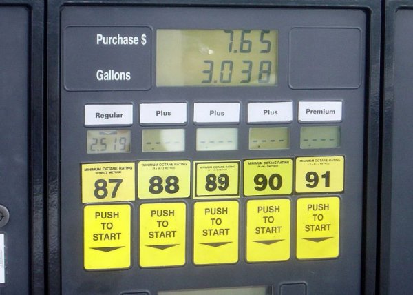 Хора, пътували повече по света, може би са забелязали разлика в показанията на бензиноколонките. Докато в България и останалите европейски страни се зарежда предимно бензин с октаново число 95, в страни като САЩ, Канада или Австралия повечето автомобилисти наливат 90. 
В действителност обаче става дума за разлика не в октановото число, а в методите за измерването му. 
