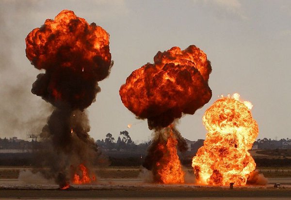 Бензините имат още един параметър, който се нарича "чувствителност". Това е на практика разликата между RON и MON. Колкото по-малка е тя, толкова по-стабилно е горивото при всякакви условия. И обратно - ако чувствителността е висока, това значи, че и детонационната склонност се променя сериозно при изменение на температура, налягане и т. н.. 
В Европа при повечето бензини тя се държи в рамките на 10 пункта. Но по света се продават и горива с много по-висока - примерно при Сorriente (обикновения) в Колумбия RON е 91.5, но MON е само 70. Тоест чувствителността е цели 21.5, и този бензин е доста нестабилен. 
