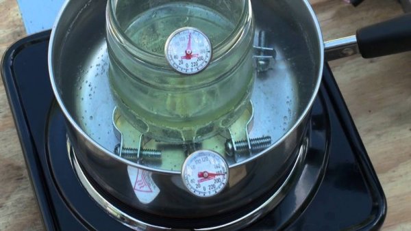 Повечето хора искрено се учудват, когато разберат, че стандартният бензин има точка на кипене, започваща още от 37.8 градуса по Целзий за най-леките му фракции, и стигаща до към 100 градуса за по-тежките. При дизела точката на кипене идва най-рано при 180 градуса. 
Затова при старите автомобили с карбуратори беше напълно възможно в горещо време двигателят да угасне и да не желае да запали отново, докато не изстине малко. 
