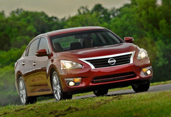 Японските производители на автомобили обикновено се радват на добра репутация за надеждност. Consumer Reports обаче отбелязва, че Nissan е най-малко надеждният от тях, което донякъде се дължи и на Altima, моделна година 2013 г.