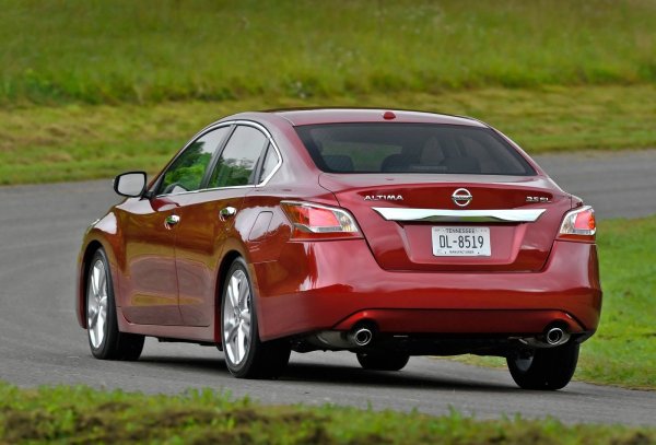 Собствениците отбелязват, че тази Altima страда от проблеми с трансмисията, които не са никак безобидни. Най-често срещаните включват треперене и вибриране в безстепенната трансмисия (CVT) и грубо превключване на предавките. Тези проблеми се появяват при пробег от 80 000-90 000 км, като често се решават не с ремонт, а със смяна на скоростната кутия, което не е никак евтина.
