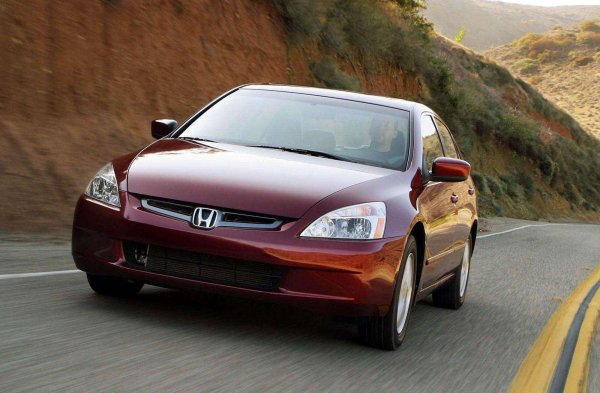 Honda е друга марка с отлична репутация, но и тя има някои популярни модели, които не са надеждни. Accord от 2003 година е начело в списъка, тъй като страда от проблеми с трансмисията. Според собствениците те се появяват при пробег от 150 000 км, като вече станаха причина за обявяване на сервизна акция.