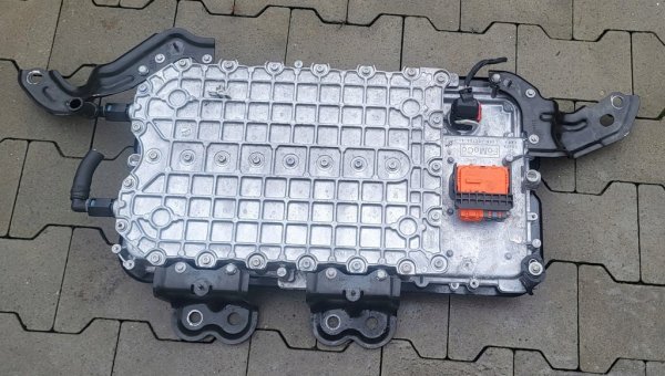 И в ЕС, и в САЩ регулаторите изискват минимална гаранция от 8 години или 160,000 км пробег за батериите - независимо дали става дума за електромобили, или за хибриди. Някои компании доброволно предлагат повече - примерно Toyota дава 10 години или 240,000 км, Hyundai - 10 години или 160,000 км. Тези гаранции обикновено могат да се прехвърлят и на следващи собственици, така че все още може да бъдете покрити, ако купувате използвани. И ако батерията се повреди в рамките на този период, имате спокойствието, осигурено от гаранцията. Стига тя да е валидна (обслужване извън официалната сервизна мрежа например я анулира). 
