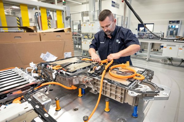 Въпреки че няма изчерпателни проучвания, разглеждащи дълготрайността на хибридната батерия, повечето предположения на експертите сочат между 160,000 и 320,000 километра. Най-добрият съвет за всеки, който обмисля закупуването на хибрид с голям пробег, е да си направи проверка преди покупка, която включва диагностика на батерията. По този начин, ако колата се нуждае от нова батерия, можете да включите това в цената и да планирате подмяна.
