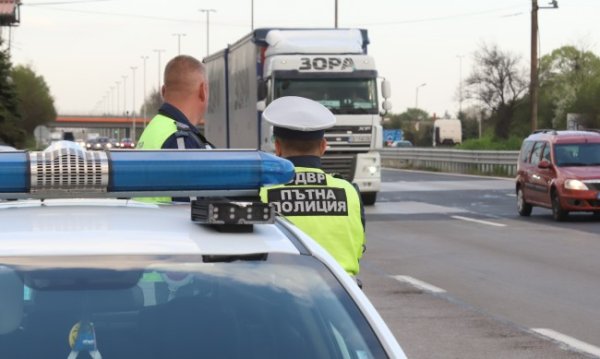 Мнозина възразяват, че няма никаква нужда от стикерите с вграден излъчвател, защото изградената най-после единна информационна система на МВР позволява и на полицаите, и на общинските служби само по номера на колата да разберат дали тя е минала ГТП, дали има "Гражданска отговорност" и така нататък. От транспортното ведомство възразиха, че при замърсени от кал или сняг регистрационни номера това не можело да става. Приятелски напомняме, че според Закона за движение по пътищата всеки шофьор е задължен да поддържа номера си чист и четим, и подлежи на наказание за обратното. 
Изобщо след такива аргументи не може да се отървем от мисълта, че главният смисъл от екологичните групи е самото отпечатване на стикерите за тях. 
