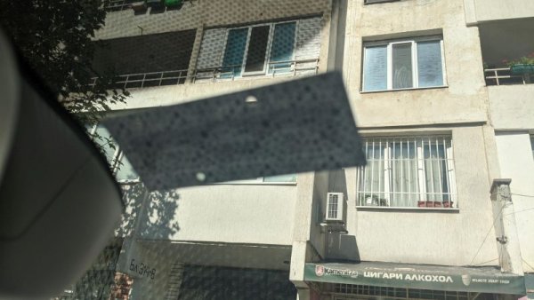 Много просто: да се въведат реални тестове, които да измерват действителните емисии на въглероден оксид, азотни оксиди, въглеводороди, серни съединения, фини прахови частици. Да се следи строго за автомобили с премахнат катализатор или филтър за твърди частици. Да се повиши контролът върху сервизите за ГТП - област, в която в последните години има видим напредък, но най-вече в големите градове. И да се сложи най-после край на безсмисленото печатане и лепене на стикери, защото това е концепция от ХХ век, също толкова отживяла като стационарните телефони. Във все повече държави в Европа дори контролните талони на автомобила и шофьорските книжки са вече дигитални. 
