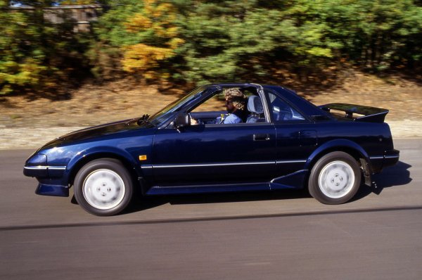 Toyota MR2 беше първият сериен автомобил със средно разположен двигател, произлязъл от Япония, за което заслужава признание. Това, което издига модела сред величията от родината му, са две неща. Първо, достъпен спортен автомобил. Второ, невероятно управление. Само четири години след края на MGB - MR2 беше откритие със своя енергичен двигател и оживена динамика.

Две следващи поколения на MR2 развиха темата, като същевременно запазиха привлекателността на Toyota за всеки.