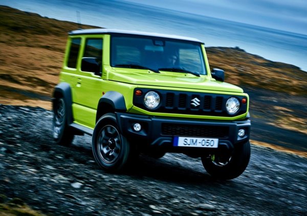 Jimny III е по-сложен поради много дългия си жизнен цикъл. Ранните модели бяха оборудвани с 1,3-литров двигател G13BB, произвеждащ около 80 к.с. и задвижване с ангренажен ремък.

Повечето по-късни бензинови Jimny-та получиха M13A, включително VVT версия, произвеждаща до 86 к.с., но с верижно задвижване. Следователно, преди обслужване, камо ли покупка, е важно първо да се определи точният двигател и година на производство. 

Самите 1,3-литрови бензинови двигатели имат добра репутация. При по-старите модели възрастта, миналото прегряване, течовете, запалването, закрепванията и качеството на поддръжката имат много по-голямо влияние.