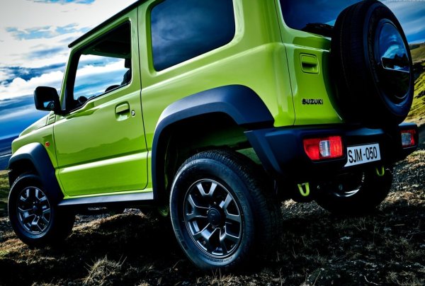 Основното предимство на модела е неговият дизайн. Suzuki запази стълбовидна рамна конструкция, твърди оси отпред и отзад, трираменно окачване с пружини и избираемо задвижване на всички колела с по-ниска предавка. Повечето компактни SUV-ове отдавна са преминали към unibody дизайн - конструкция, при която купето, пода и носещата рамка на автомобила са изградени като едно цяло. То е комбинирано с кросоувър задвижване, така че Jimny по същество си остава малък, класически SUV.