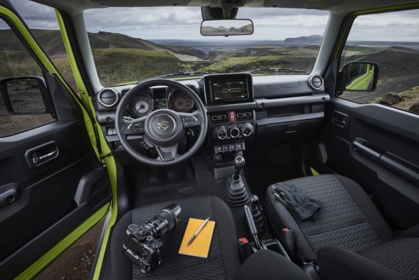 Ръчните трансмисии на Jimny III също заслужават по-внимателно разглеждане. В някои по-късни автомобили с трансмисия R72, източници от индустрията съобщават за износване на лагери, така че бръмченето под товар, шумът в определени предавки и небрежното превключване изискват диагностика. Редовното шофиране извън пътя също може да износи съединителя по-бързо.