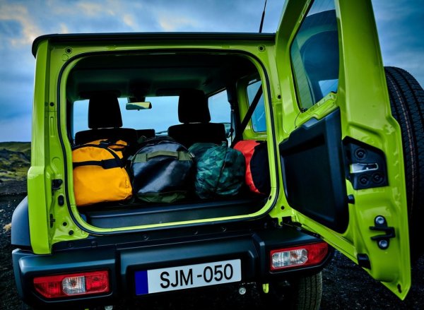 Тривратият модел има още едно ограничение: пространството. Jimny може да е удобен компактен SUV за двама, но малкият багажник, неудобният достъп отзад и тесният втори ред седалки бързо стават проблем, когато се използва от цяло семейство.

През 2025 година Suzuki пусна петвратия Jimny Nomade с удължена база, по-удобен втори ред седалки и по-голямо товарно пространство. Рамата, осите, непостоянното задвижване на четирите колела и 1,5-литровият двигател остават същите, а дългата база, според Suzuki, подобрява стабилността по права линия. 