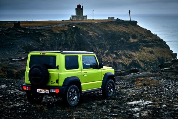 Най-добрият употребяван Jimny не е непременно най-новият и със сигурност не е най-впечатляващо подготвеният. Автомобил със стандартни или умерено големи джанти, непокътната рама, сухи оси, работеща раздатъчна кутия и ясна сервизна история обикновено е за предпочитане пред модел с голям повдигащ механизъм, здрави брони и доказателства за интензивно използване извън пътя.

Преди покупка, рамата трябва да се провери на подемник, като се обърне специално внимание на заваръчните шевове, закрепванията на каросерията и окачването. Подозрителните кухини могат да се проверят с ендоскоп. След това проверете осите и шенкелите за течове и луфт, както и карданните валове, главините и работата на 2H/4H/4L. На пътя проверете за вибрации на волана, шум от трансмисията и тропане при превключване на предавките.