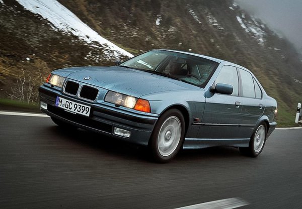 Версиите E30, E36 и E46 са доста популярни сред любителите на BMW, но трябва да се отбележи, че на пазара на коли на старо е пълно с ръждясали и повредени автомобили. Известни са много случаи, при които "тройки" на BMW от тези поколения се купуват не за автомобил за всеки ден, а за машина за забавление. Затова препоръчваме E36 с 6-цилиндров двигател и максимално запазена каросерия.
