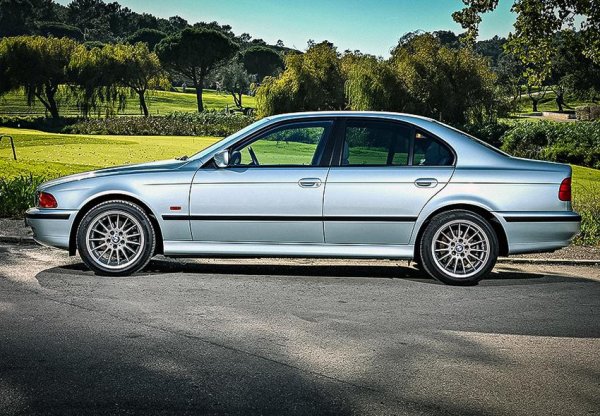 За тази сума може да се купи сравнително запазен екземпляр от "петица" с индекс E39 или от нейния "хищен" предшественик Е34. Тук препоръката е също да се търси редови 6-цилиндров мотор, който се намира в златната среда като надеждност и разходи при експлоатация. Няма гаранция, че подходящият екземпляр ще бъде намерен веднага, но чакането си заслужава. Като цяло E39 е доста надежден автомобил (това се отнася особено за версията 525i след фейслифта, като дори големият пробег не е проблем.
