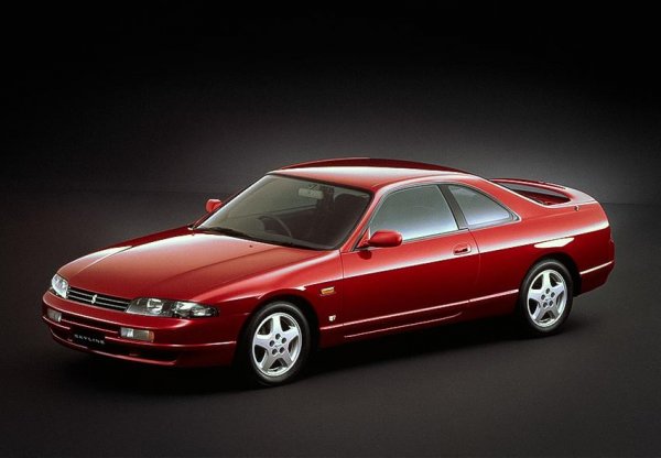 Този модел отдавна е издигнат в култ от феновете на спортните коли, но има някои проблеми. Основният е с ръждата, която много го "обича". Така че ще е трудно да се намери автомобил в добро състояние. Друг недостатък на Skyline е двигателят. Редовите мотори от серията RB, в това число и 2,5-литровият RB25DET с турбо, са тези, които си заслужават търсенето, но при тях често се поврежда маслената помпа. Проблемът се появява при агресивно стартиране от място и води до излизане от строя на двигателя.
