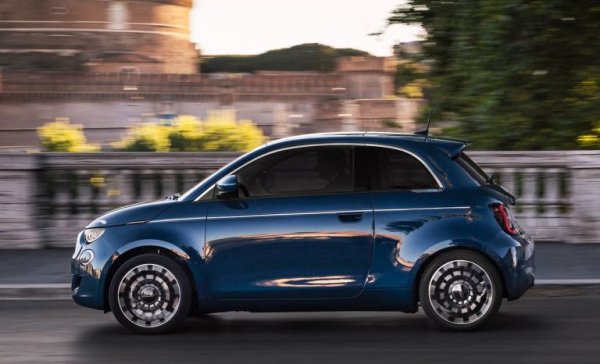 Кандидатите в най-малкия клас намаляват от година на година, защото производителите не са твърде мотивирани да оперират при толкова ниски маржове на печалба. На този фон победата на електрическия Fiat 500 не е никаква изненада. 
