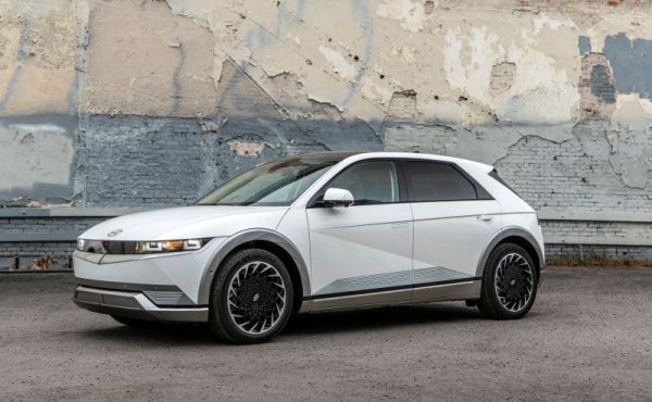 Определянето на точния сегмент на корейския електромобил е трудна работа. Британските журналисти са го наредили при семейните модели, където обикновено присъстват автомобили от т. нар. D-сегмент. В други класации сме го виждали и сред кросоувърите. 
