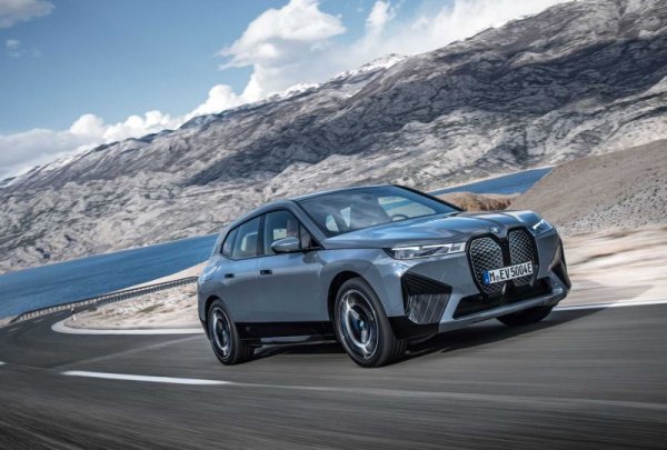 Новият електрически флагман на баварците изпреварва уверено конкурентите си във високия сегмент. 
