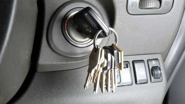 Ако автомобилът ви започне да "пали" трудно, вероятно е предупреждение, че запалителната свещ е проблемна, тъй като й трябва повече време да възпламени сместа. Е, ако двигателят въобще не подкара, независимо колко опита извършите, проблемът може да е в акумулатора.