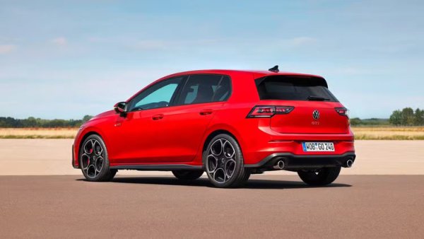 Golf GTI е еталонът за спортни хечбеци откакто е представен през 1974 г., с изключение на няколко грешки по пътя. Той е безспорно предпочитаният избор в своя сегмент от появата на Golf 5 през 2003 г. и се подобрява с всяко ново поколение. До появата на Golf 8 GTI, който показа на света защо сензорните контроли за основните функции могат да бъдат абсолютен кошмар. Особено когато трябва да преминавате през няколко менюта за прости настройки, за които само едно поколение по-рано имаше специален бутон.

VW не беше единственият, който извърши това престъпление, но GTI определено беше един от най-големите нарушители, а обновеният 8.5 GTI е значително подобрен в тази област. За съжаление, това беше една крачка напред и друга назад, тъй като обновлението 8.5 премахна опцията за ръчна скоростна кутия.
