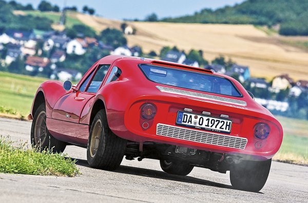 Скоростната кутия обаче не е 4-степенна, а 5-степенна, съединителят е на микробуса Barkas B 1000. Допълнителен бонус е независимото предно и задно окацване, както и корпусът от фибростъкло, който е наситен със стилистични цитати от световни гиганти. Едновременно наподобява Ferrari 250 GTO и Porsche 904 GTS. Има дори врати с тип „крила на чайка“ за още по-атрактивен външен вид.

Разбира се, Melkus RS 1000 не можеше да се мери с най-високия клас спортни автомобили. От 1969 до 1979 г. са събрани 101 екземпляра. 