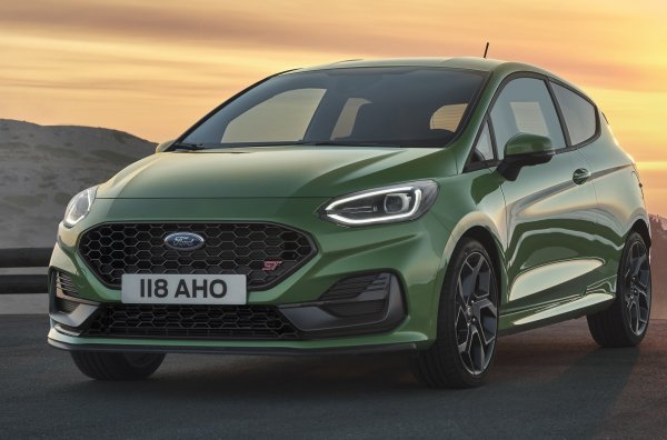 Сегментът на субкомпактните хот-хечове някога беше доминиран от 4-цилиндрови мотори, но сега вече има 3-цилиндрови. А Fiesta е една от причините за това. След миналогодишния рестайлинг, тягата на 1,5-литровия EcoBoost беше увеличена от 290 Нм на 320 Нм при 1600 до 4000 об/мин. Ускорението до 100 км/ч от място отнема 6,5 секунди, а максималната скорост е 230 км/ч.

Въпреки че, за да разкриете характера на ST, е по-добре да не карате от светофар на светофар, а да се появите на най-близката писта, активирайте режима на шофиране на писта, който деактивира контрола на сцеплението и разхлабва хватката на ESC, наслаждавайки се на работата на опционалния диференциал с ограничено приплъзване Quaife.