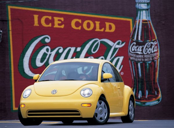 Оригиналният Beetle беше кола, създадена за хората. И когато беше пуснат на пазара, това доведе до икономически тласък и възход на един от най-големите заводи за производство на автомобили в света. Благодарение на нея Volkswagen си стъпи на краката и пое към върховете на автомобилната индустрия.