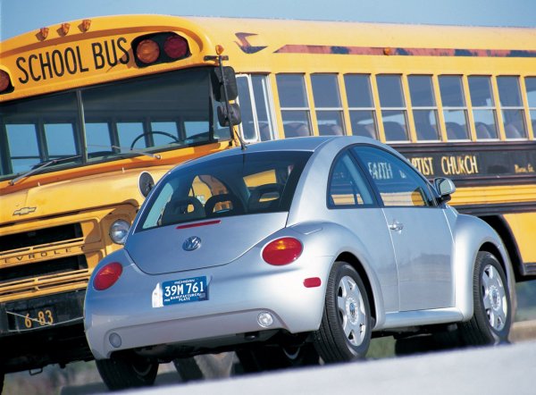 Началото на този век се превърна в ерата на ретро-автомобилите като Mini, Ford Mustang и Fiat 500. Тези модели се оказаха успешни и за хит дори в наши дни, защото техните компании предприеха правилен подход. Нещо, което не може да се каже за Volkswagen. Там просто съсипаха тази проста кола, която нито привлича хората с дизайн, нито е забавна за шофиране.