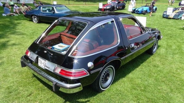 Всъщност , AMC Pacer трябваше да се конкурира с малките хечбекове, които бързо набираха популярност в Европа, но неговите създатели объркаха всичко, дори размерите, които бяха като на Ford Capri. Прибавете и странния дизайн и получавате едно голямо „НЕ“.