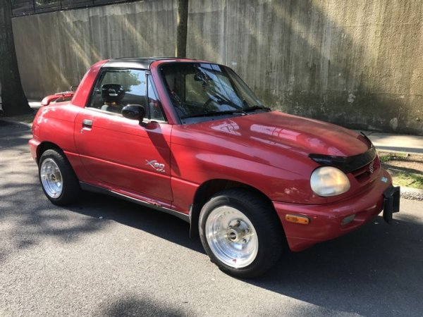 Поглеждайки към Suzuki X-90, човек може само да си представи разговора, който екипът на Suzuki е провел, докато е обсъждал модела: „Имаме нужда от малък SUV с две врати, с две седалки, с подвижен покри, като той също трябва да прилича на малко спортно купе.“