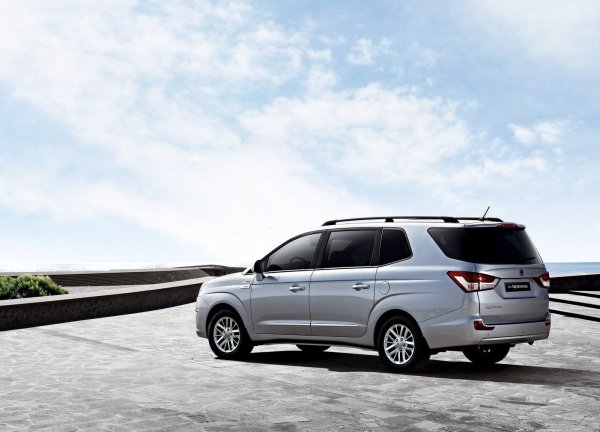 Отпред Rodius изглежда като ван, а страничният профил дава усещане за хечбек. Колата има прекалено несъразмерни пропорции, а малките джанти придават доста странен завършек на дизайна.