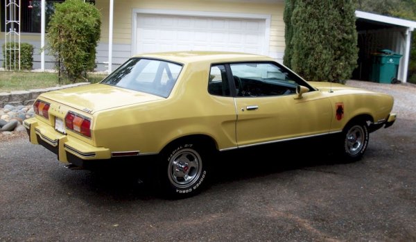 Какво обаче се случва през 1974 година? Mustang II е направен по време на световната петролна криза, като използва за основа Ford Pinto. Идеята не е никак добра, тъй като крайният продукт има предна част, наподобяваща Toyota Corolla Liftback (TE52) от 1970 година и задна част, която сякаш е взета от Mitsubishi.