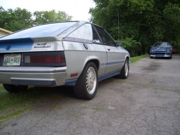 Когато добавиш Charger в името на модела, се сещаш за едно определение и то е &bdquo;мощност&ldquo;. Обикновено такъв автомобил се захранва от двигател V8 HEMI, но в случая не е така. Под капака са поставени слаби мотори на Volkswagen и Peugeot, а за да бъдат допълнително влошени нещата, цялата мощност е изпратена към предните колела.