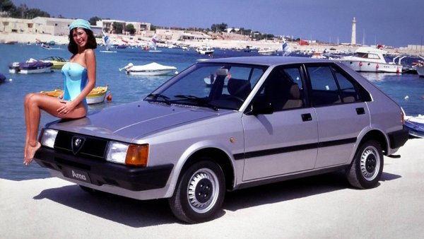 Alfa Romeo Arna от 1983 година оглавява списъка на най-лошите автомобили, правени някога, защото това е най-безсмислената и погрешна кола в историята. И ако моделите Alfa Romeo са известни със своята мощ, красота и стил - тази кола не предлага нищо от това!