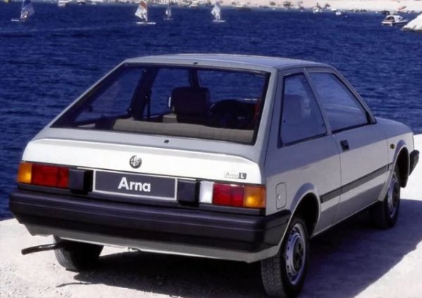 Всъщност, Alfa Romeo Arna е колаборация, при която Япония се опитва да предложи по-евтин автомобил на европейския пазар. Но резултатът от това сътрудничество в крайна сметка изгони потенциалните клиенти. А причината е, че това е Nissan Cherry, който се задвижва от двигател на Alfa, като италиански са също спирачната система, кормилното управление и окачването.