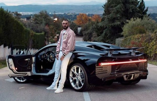 Тук стандартът се вдига драстично. Тези две бижута струват може би колкото цялата колекция. Bugatti Veyron Pur Sang е един от само петте в света и не е изненада, че Бензема го смята за най-важната си кола. Автомобилът се отличава със своята двуцветна каросерия от полиран алуминий и черен карбон. Има и друг Bugatti - Chiron Noire Sports с мощност 1500 к.с. Бензема смята Chiron за един от най-ценните си екземпляри и допълва, че това е най-бързата кола, която някога е притежавал. С нея може да развие до 420 км/ч.