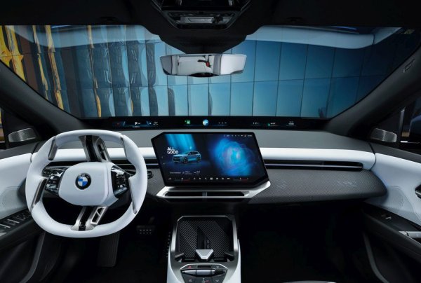 iX3 обаче ни най-малко не разочарова с технологиите в интериора. Те променят самия начин на взаимодействие с автомобила. Концепцията има четири компонента, най-важният от които е така нареченият Panoramic Drive. Това е екран, който се простира открай докрай под предното стъкло, и който ви дава най-важната информация, внимателно степенувана така, че да не отвлича вниманието от шофирането. Проектиран е на базата на реални данни, получавани с години от над 10 милиона клиенти - какво използват, къде гледат и така нататък.
