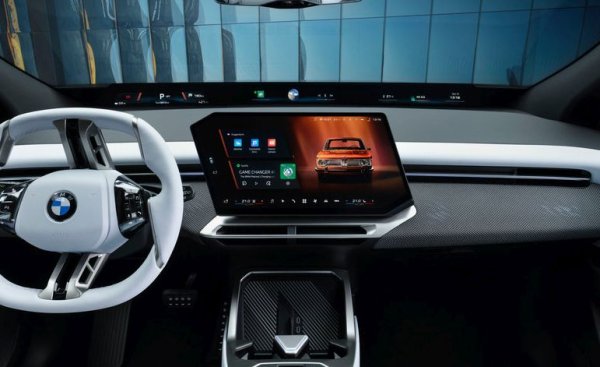 Вторият компонент е големият централен екран на мултимедията, от който реално се управлява всичко в този автомобил. Според BMW необикновената му форма улеснява значително работата и възприемането. 
Третият компонент е изцяло новият волан, от който могат да се управляват почти всички функции и който трябва да компенсира пълната липса на бутони по таблото. И накрая имате нов хедъп-дисплей, който показва информацията като триизмерни проекции върху пътя. 
