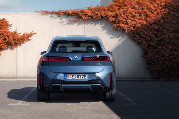 iX3 има още един удивителен аспект, и той е свързан с цената. Обикновено, когато един производител представи модел, много по-добър от предишния във всяко отношение, и цената му е много по-добра. Тук обаче цената за версията 50 xDrive в Германия ще започва от 68,900 евро.  Което е много близко до досегашното iX3, абсолютно сравнимо с плъг-ин хибридната версия на X3, и всъщност е по-евтино от дизеловото X3 40d. 
