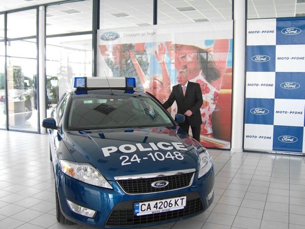 Камен Пенков, заместник министър на вътрешните работи, получава ключовете на автомобила, дебютирал във филма за Джеймс Бонд Казино Роял