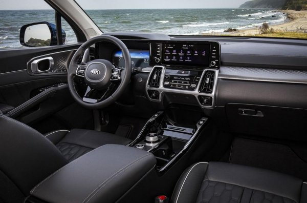 Основното оръжие на новото Sorento е неговата практичност. Като размери кросоувърът повтаря предшественика си във версията му Prime. Автомобилът ще се предлага във варианти с 5 и 7 места, като обемът на багажника му е увеличен до впечатляващите 910 литра.