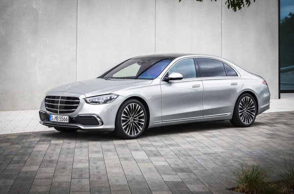 Безспорно това беше и най-очакваната премиера на 2020 година, като новата S-Class (версии W223) спокойно може да бъде определен като революция, тъй като превъзхожда и най-смелите очаквания. Интериорът предлага интерактивно вътрешно пространство, като основна роля в него играе 12,8-сензорен дисплей на мултимедийната система MBUX от второ поколение. В салона има още 4 екрана, като физическите бутони и клавиши са сведени до минимум.