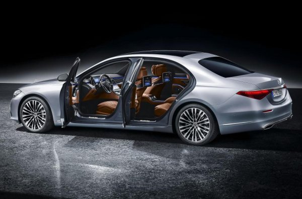Новата S-Class е изградена на платформа със задвижващи задни колела. Флагманът на Mercedes-Benz е пораснал на размери, като базовата версия е с 94 мм по-дълга и достига 5210 мм. Суперлукозният вариант Mercedes-Maybach S-Class предлага разстояние между двете оси от 3396 мм, като това ще е единствената версия с V12 двигател. За останалите варианти са предвидени 6- и 8-цилиндрови мотори, които са част от хибридна система.