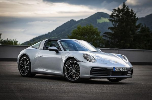 През 2020 година Porsche съществено разшири гамата от модификации в семейството 911 (поколение 992). Появи се версия Targa със свалящ се за 19 секунди покрив. Тя се задвижва от 6-цилиндров двигател с обем 3,0 литра и мощност 385 к.с. Във версията Targa S4 моторът развива 450 к.с.