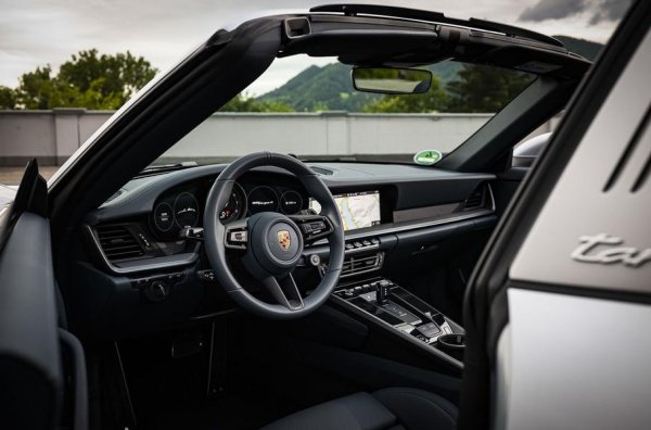 Ако това се струва малко на някого, компанията предлага и 911 Turbo, където боксерът с обем 3,7 литра развива 580 к.с. и осигурява ускорение от 0 до 100 км/ч за 2,8 секунди. По-бързо е единствено новото Porsche 911 Turbo S - това чудовище с 650 коня под капака вдига 100 км/ч от място за 2,7 секунди.